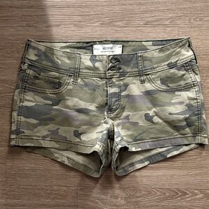 Hollister Women's Green Camo Cargo Shorts